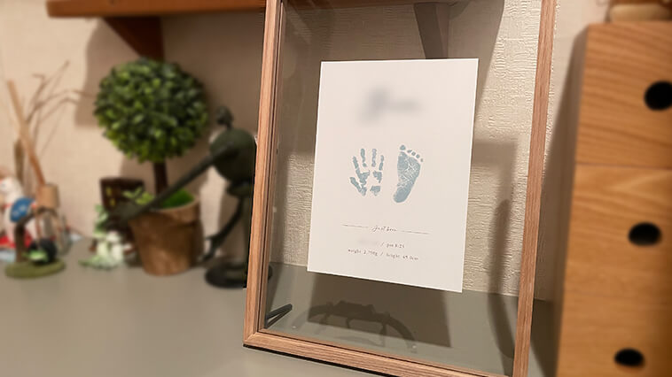 フローティングフォロフレームに入った赤ちゃんの出産記念の足型と手形