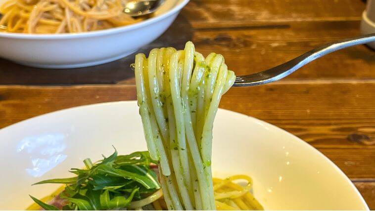 ハナズカフェ（Hana’s Cafe）の生ハムとキャベツのバジルソースパスタの麺