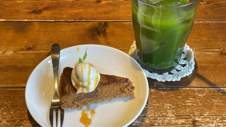 ハナズカフェ（Hana’s Cafe）のキャラメルチョコのNYチーズケーキとグリーンティー