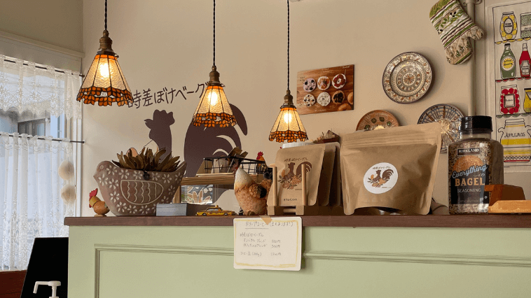 時差ぼけベーグルの店内カウンターに並ぶコーヒー