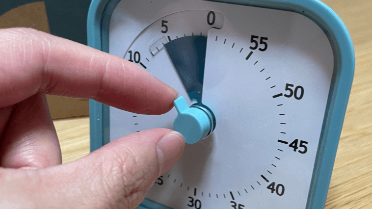 Time Timer タイムタイマーの中央のつまみを回して時間を設定する